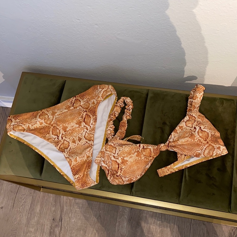 Billabong snake skin suit